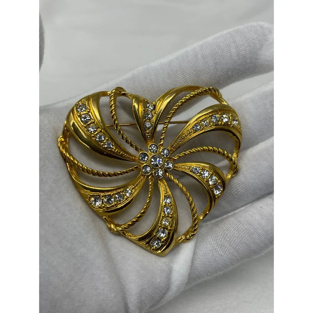 Avon Romantic Trellis Heart Pin Gold Tone Rhinestone Swirl Brooch with Box